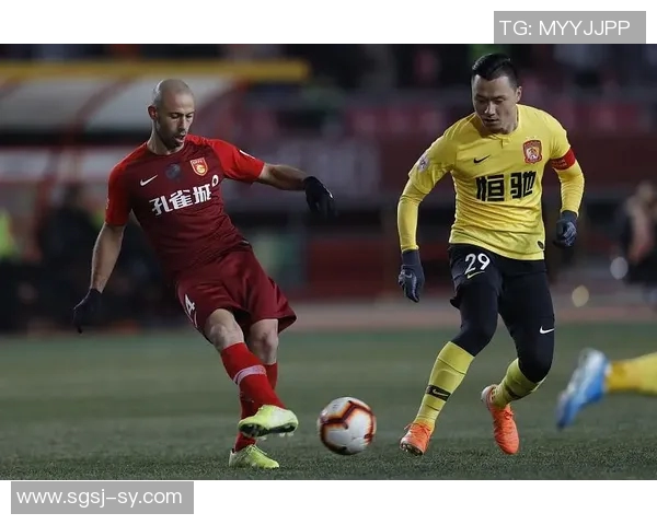 足球巨星崛起之路：从青训到世界舞台的奋斗与荣耀